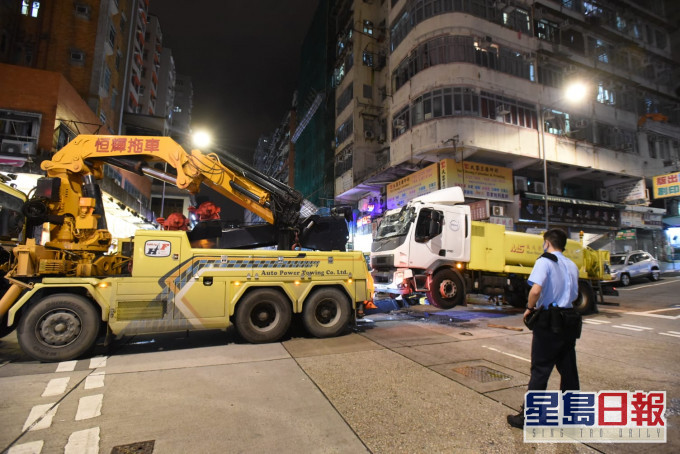 警方派出拖车拖走涉案洗街车。