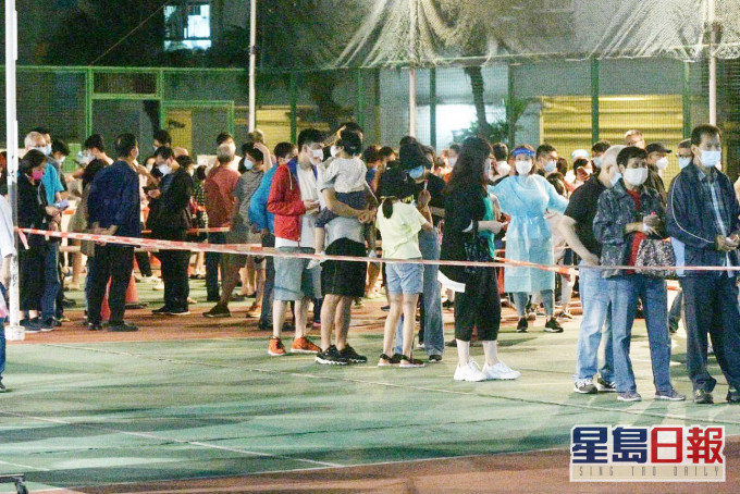 麗城花園居民排隊等候檢測。