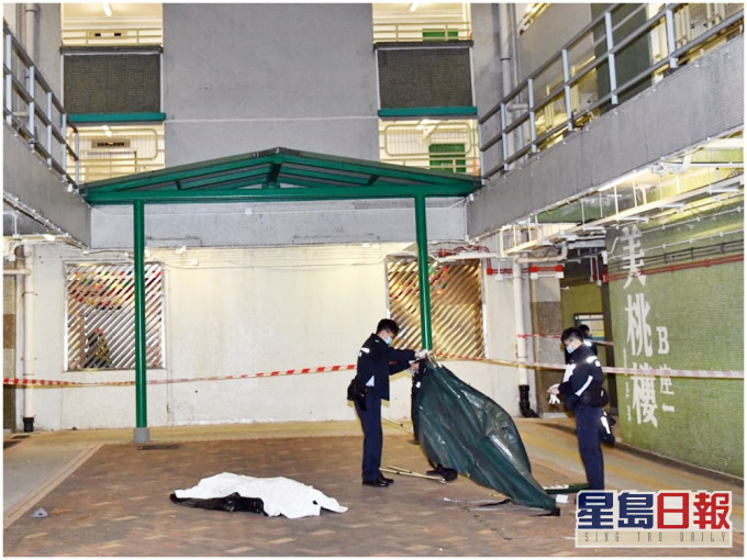 警方以帐篷遮盖死者遗体。