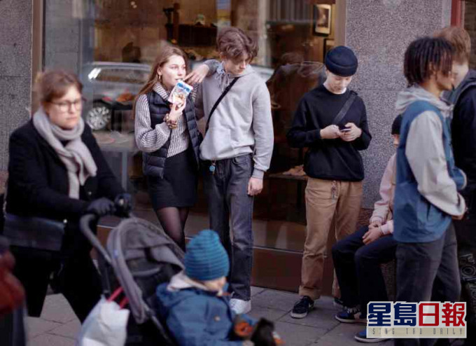 瑞典市民普遍無戴口罩防疫。AP