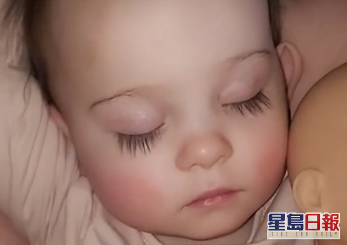 美国一岁女B超长睫毛爆红。网上图片