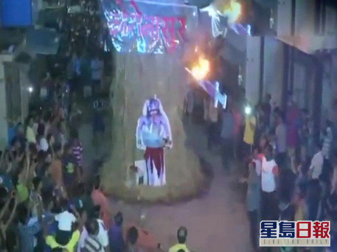 当地人认为焚烧塑像象徵著人们战胜了这种致命性病毒。大批民众深夜聚集,现场尖叫声一片。(网图)