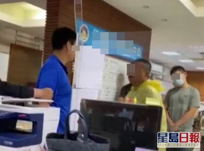 陳男(中)不滿無法申請紓困金,到區公所理論。網圖