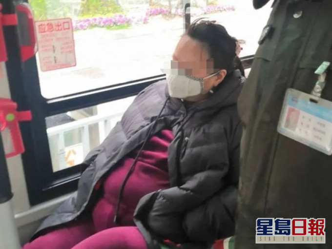 河南女搭巴士除口罩嚇跑其他乘客。(網圖)
