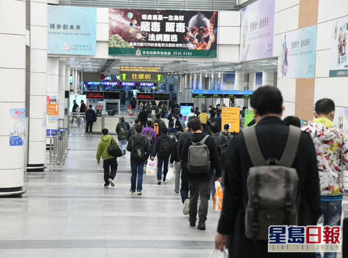 深港兩地政府安排在深圳灣口岸、福田口岸固定時段臨時開通跨境學生專用通道。資料圖片