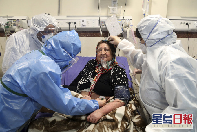 伊朗醫護人員正治療新冠肺炎病人。 AP