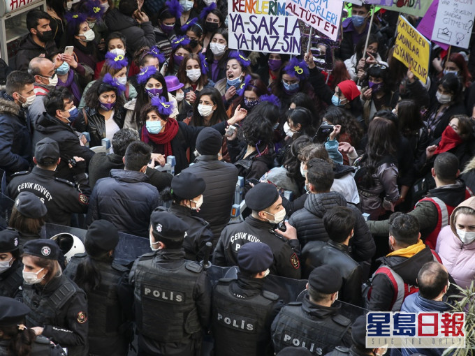土耳其大城市伊斯坦布尔,大约一千人涌到市中心塔姆西克广场一带聚集。AP图片