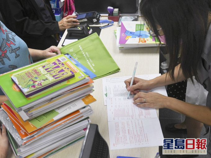 消委會指,學材使用量是影響中小學新學年平均購書費的重要因素之一。資料圖片