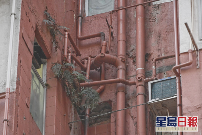 當局指會爭取今年第四季向立法會提交修例建議,提升新建樓宇排水系統的設計標準。資料圖片