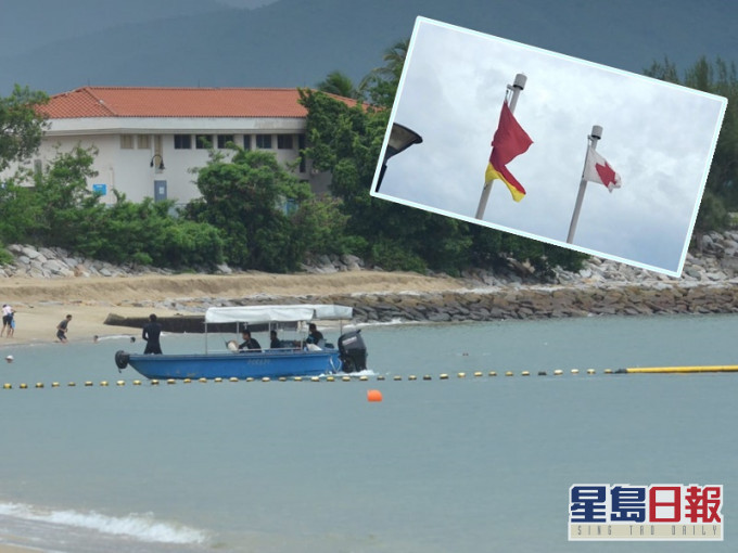 後救生員坐船出海巡查,海灘掛上紅旗。林思明攝