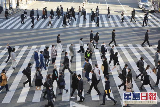 東京街頭民眾都佩戴口罩。AP圖片