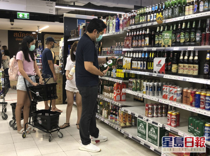 民眾紛紛選購酒精飲品。AP