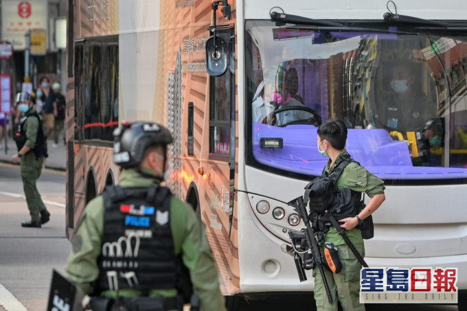 警員帶走巴士車長調查。