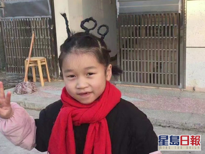 网民大赞小女孩的造型可爱。
