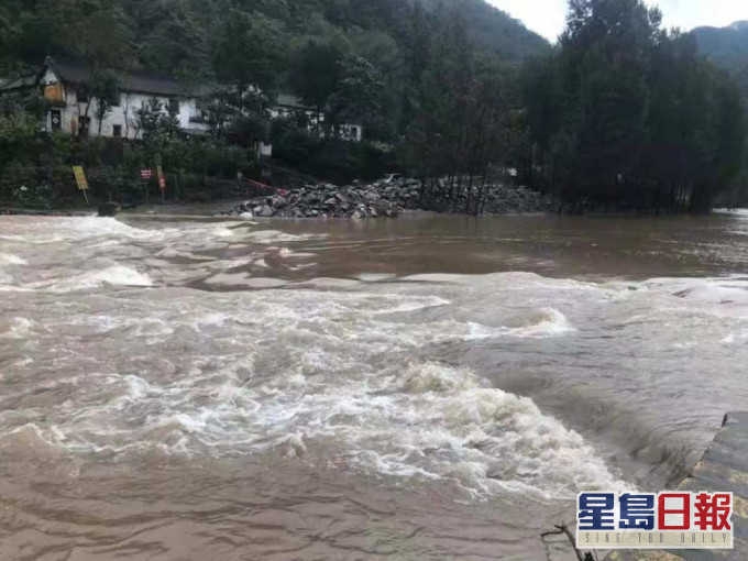 河南濟源巿王屋鎮有村官懷疑被洪水沖走。 (網上圖片)
