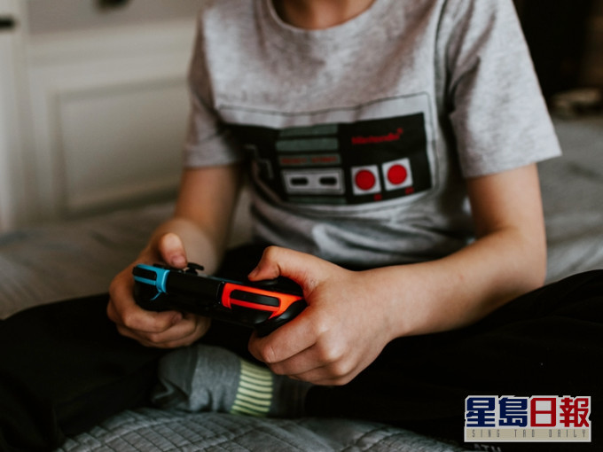 內地一名父親因不滿兒子整天只顧打機,便要求他幫忙做家務,未料竟被兒子舉報他「非法僱用童工」。unsplash圖片(示意圖)