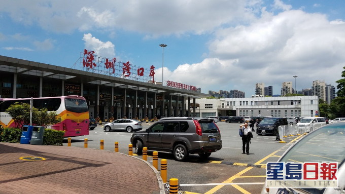 据报内地拟对跨境货车实施单双号限行。资料图片
