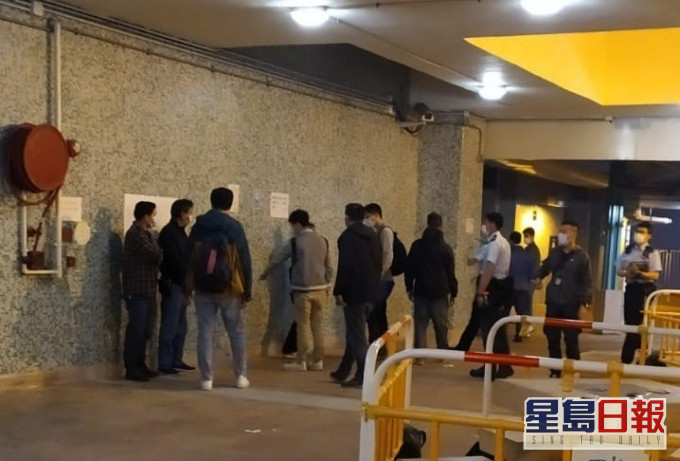 9名男子在平台聚集遭警方发出定额罚款通知书。图:警方提供