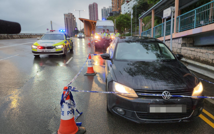 荃灣海安路可疑私家車停路邊 警員車上檢獲兩把牛肉刀