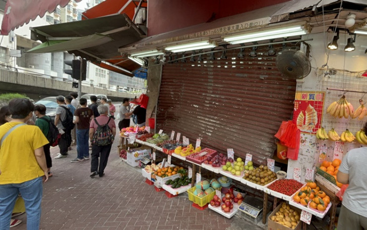 大窩口貨車撞舖  生果店被迫門外擺賣 女店主：出入唔太方便