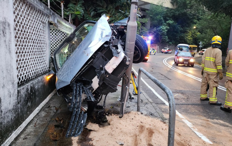 薄扶林平治失控翻側半邊車身懸空 九旬翁被困車內 消防天窗救出送院