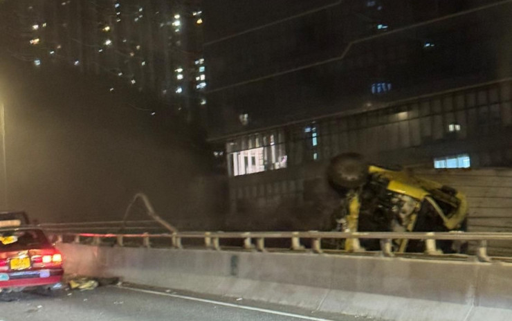 荃灣路貨櫃車翻側 男司機疑被拋出車外 倒卧橋下當場亡