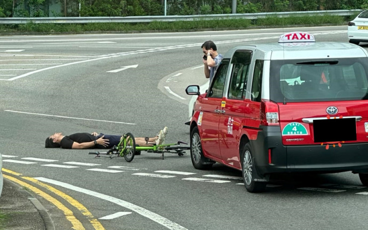大角咀男子馬路上踩單車 遭的士撞倒受傷送院