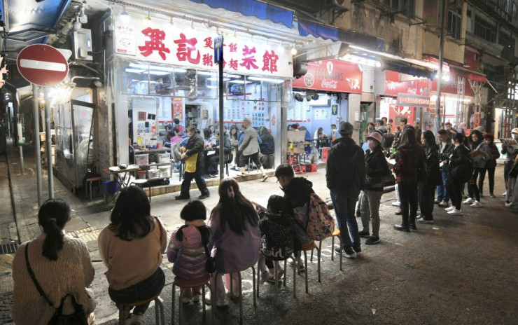 天氣︱天寒地凍煲仔飯店大排長龍  食客 : 係港人過冬的儀式感