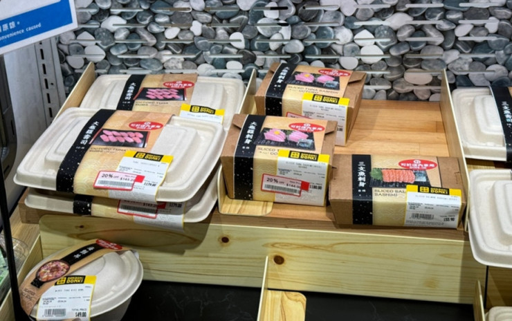 走塑｜日式超市壽司驚變「盲盒」 顧客稱難辨新鮮度 外賣膠盒壽司轉堂食會否違法？