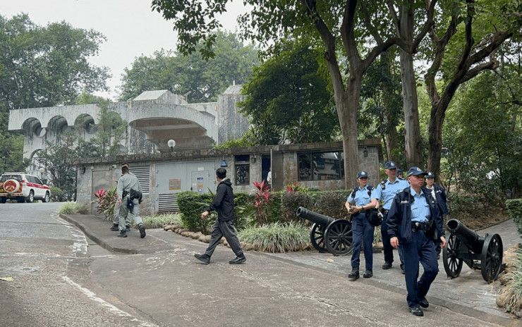 汀九邱德根家族大宅疑遭爆竊 警查天眼揭兩賊爬山坡入內作案