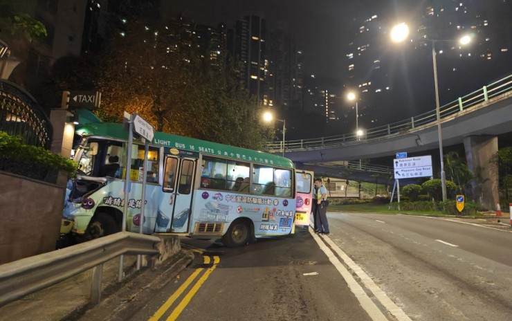 花園道小巴失控越過行車線 猛撞大廈外牆 男司機昏迷送院