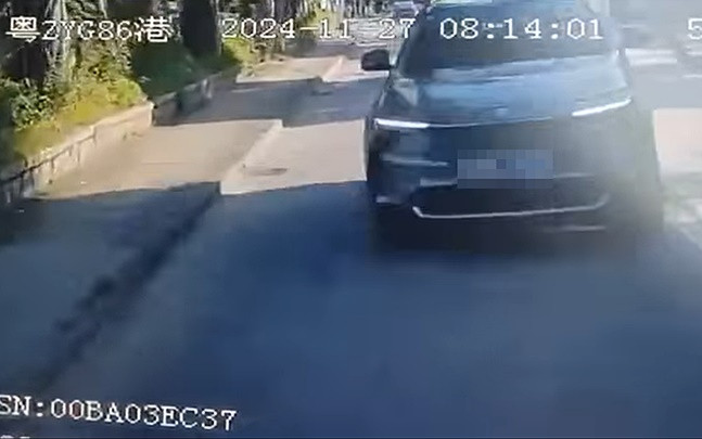 有片│沙頭角公路私家車越過對面線  迎頭猛撼校巴