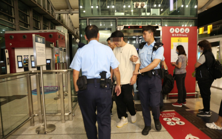 紅磡港鐵站內男子搶嬰兒車被帶署 另有醉漢推跌女子被捕