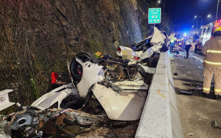 屯門公路私家車猛撼石壆 全車斷開兩截 男司機當場亡2乘客昏迷送院