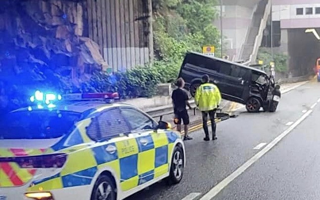 藍田客貨車路滑自炒　車尾架在防撞欄石壆上