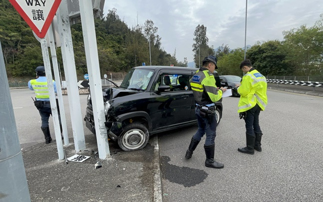 大埔公路私家車自炒  司機送院