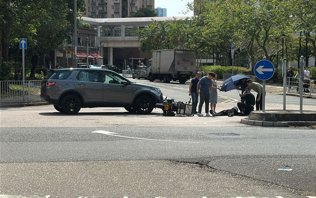 馬鞍山電單車被私家車撞倒 鐵騎士受傷