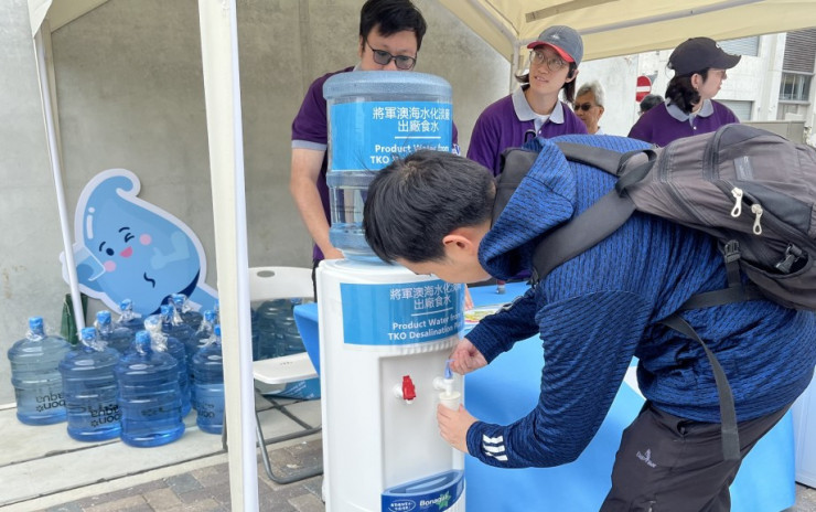 將軍澳海水化淡廠首辦開放日  市民即場試飲該廠出產食水