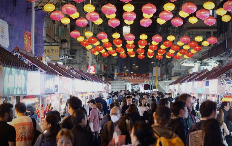 区议会提振地区经济小组任期延长一年  民政总署：成功带动市面气氛  对商户生意有帮助