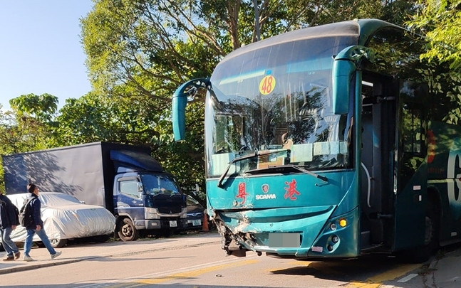 沙頭角旅遊巴與私家車相撞 7人受傷