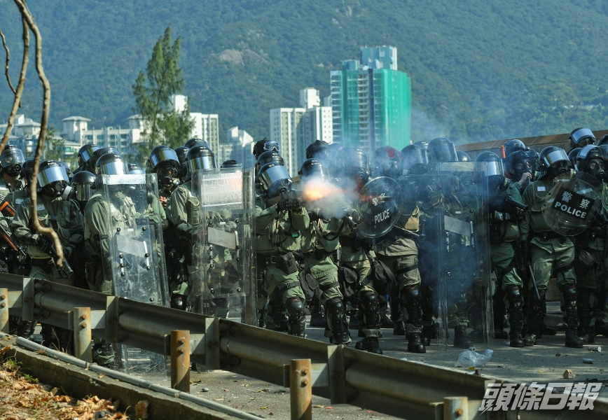 警員指行動只為奪回二號橋。資料圖片