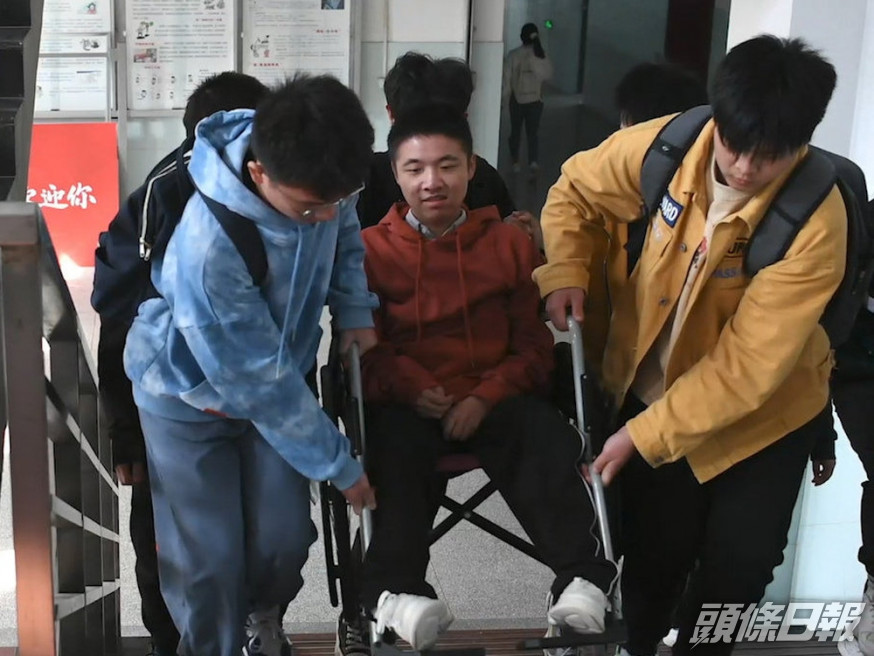 同學們接力10年護送漸凍症男孩上學。