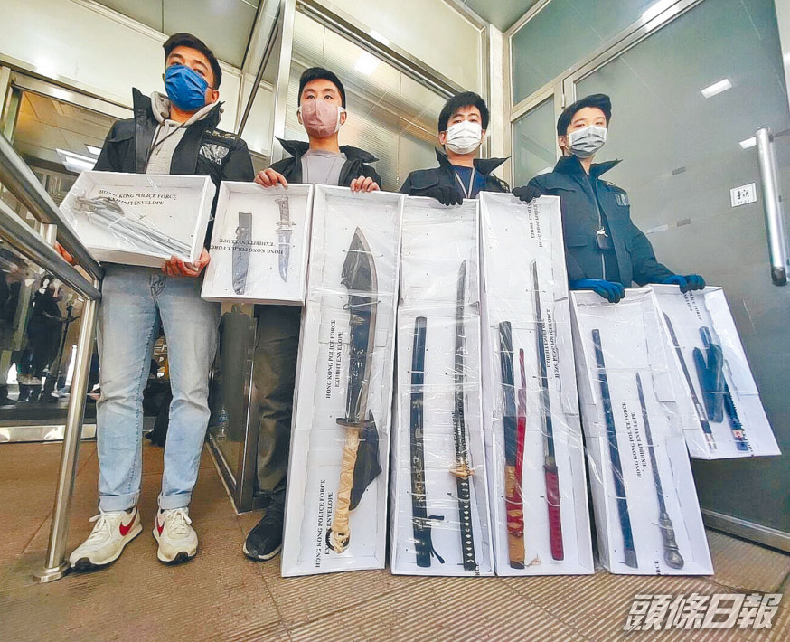 警方展示搜獲的大批刀劍等武器。