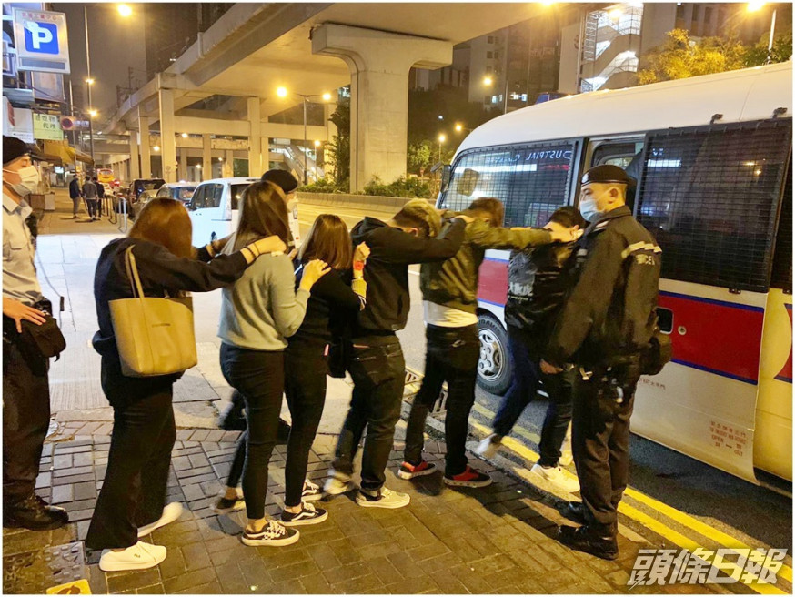 行動中的部分被捕男女。