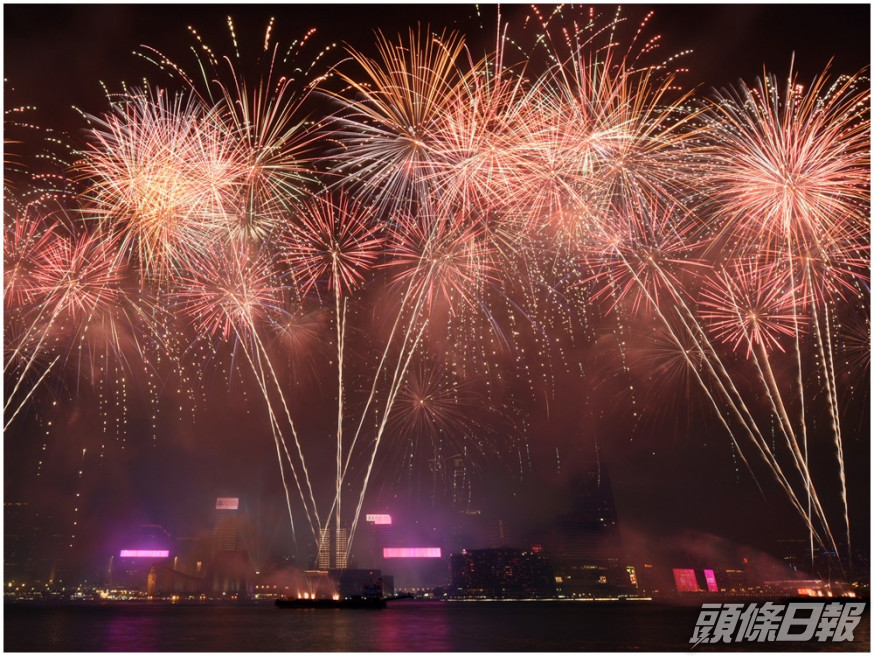 受疫情影響,今年大年初二在維港舉行的農曆新年煙花匯演或將停辦。資料圖片