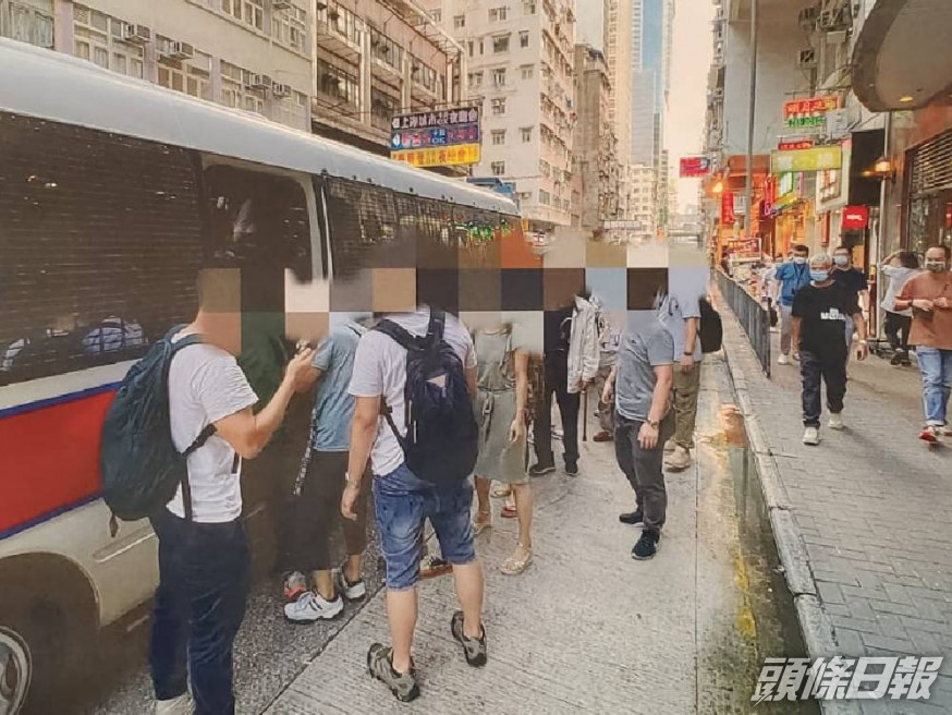 警方拘捕126人。