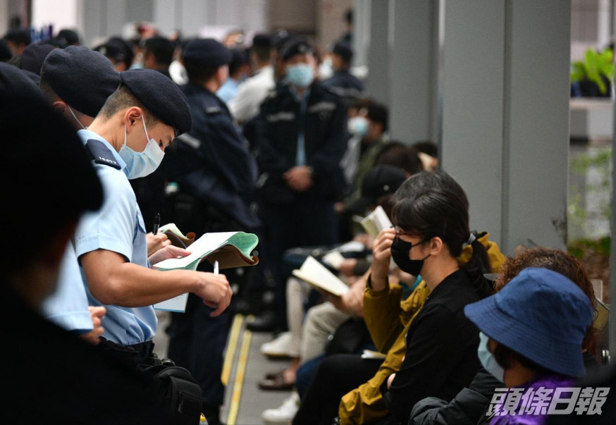 警方票控庭外市民。