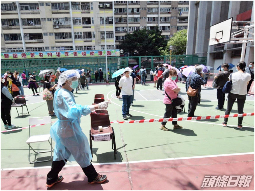 不少街坊到安定/友愛社區中心地下有蓋操場增設流動採樣站接受檢測。