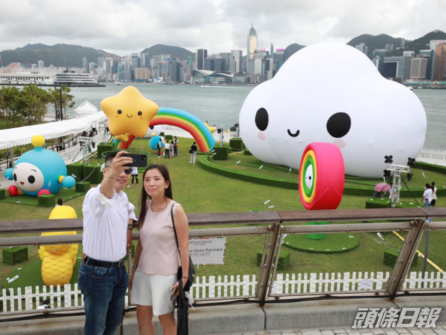 有市民在高位自拍。