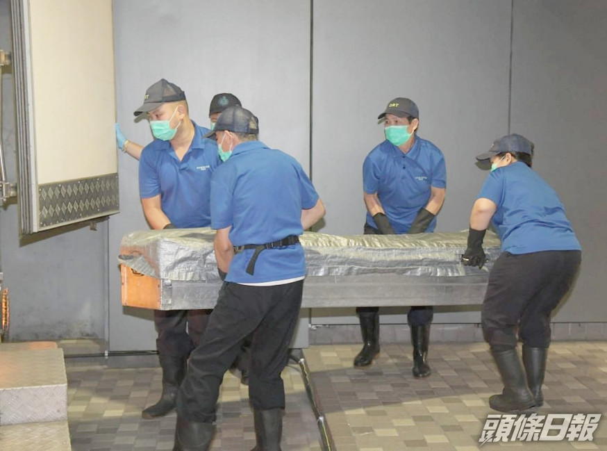 仵工將遺體移送至殮房。